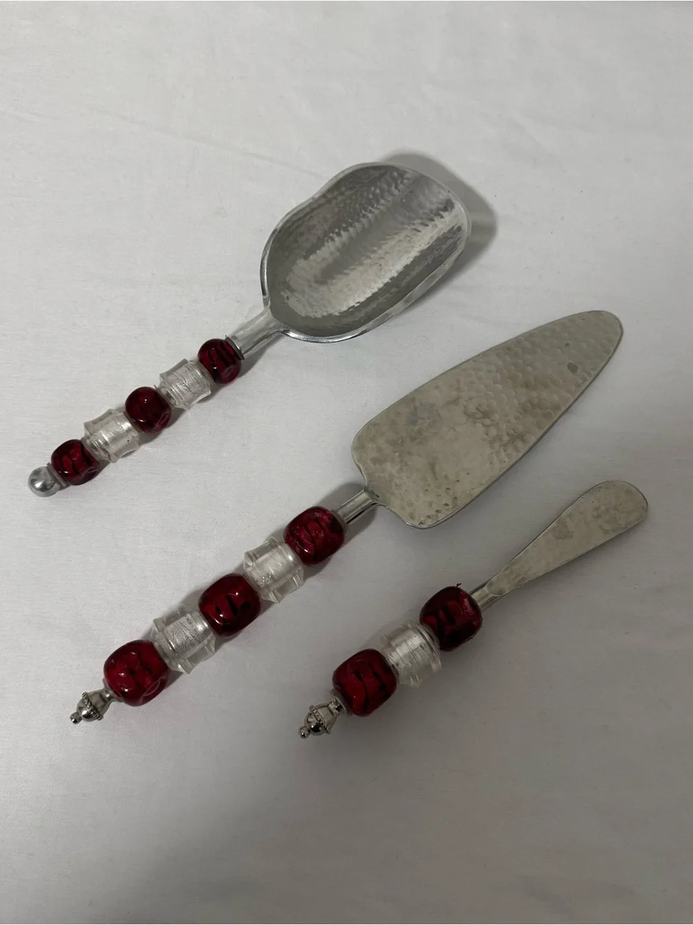 Beaded 3 Pc Pampered Chef Serving Set,Butter Knife Pie Sever & Ice Scoop Red/Clr